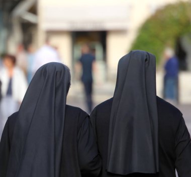 uzun siyah elbise ile iki kız kardeş stree yürüyorlar