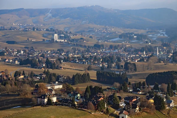 Panorama da cidade de Asiago, no norte da Itália, com o monume — Fotografia de Stock