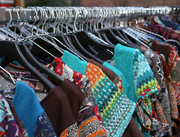 Wiele ubrania vintage, wiszące na sprzedaż — Zdjęcie stockowe