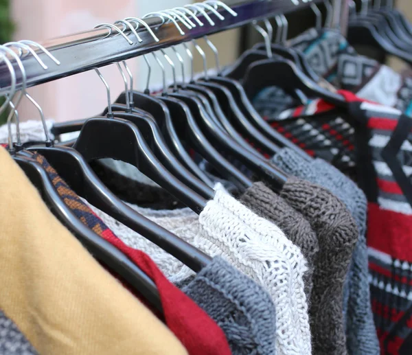 Ubrania Vintage i używane swetry wiszące na sprzedaż — Zdjęcie stockowe