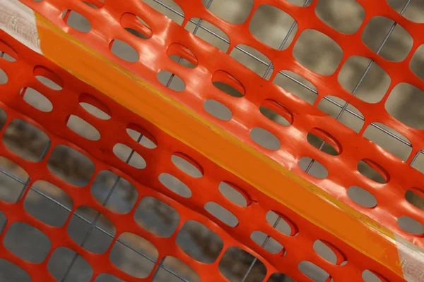 Red de seguridad naranja de plástico para delimitar el área de una construcción de carreteras —  Fotos de Stock