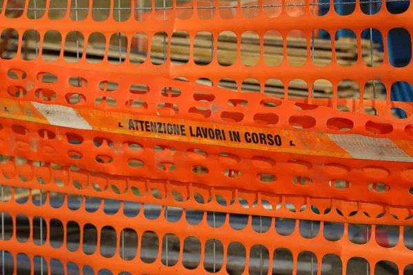 Orangefarbenes Sicherheitsnetz aus Kunststoff, um die Fläche eines Straßenbauwerks abzugrenzen — Stockfoto