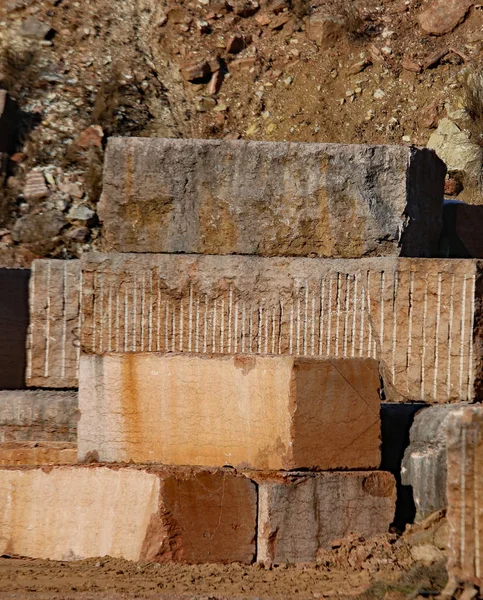 露天采石场的大理石块 — 图库照片