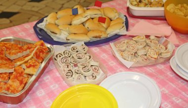 sandviç ve iştah açıcı yemek ya da masa birthd sırasında üzerinde