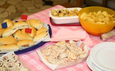 sandviç ve iştah açıcı yemek ya da masa üzerinde