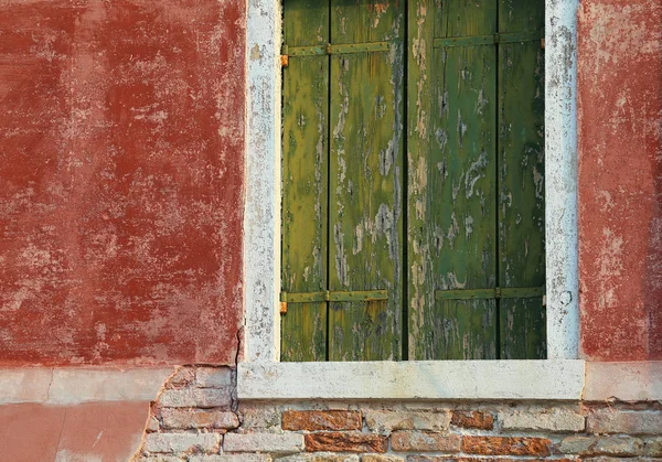 Detalhe da varanda de uma casa colorida na ilha de Buran — Fotografia de Stock