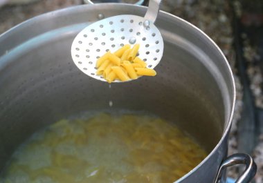 İtalyan restoran büyük tencerede kaynar suda makarna pişmiş