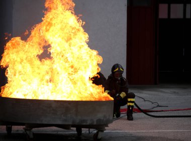 cesur itfaiye yangın extinguishin için egzersiz sırasında