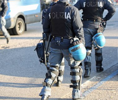 İtalyan polisi flak ceket ve koruyucu hel ile isyan viteste