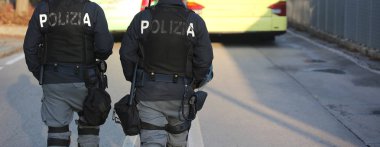 İtalyan polis polis İtalyanca anlamına gelir polise kelimelerle