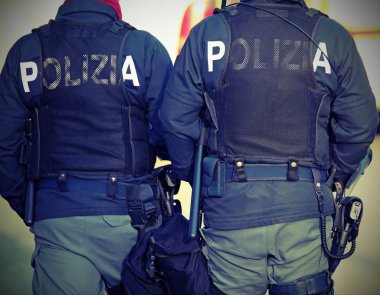 iki İtalyan polis polis Ita içinde anlamına gelir polise kelimelerle