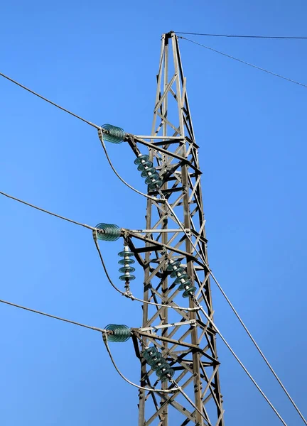 Pylône de câbles haute tension avec isolateurs en verre trempé — Photo