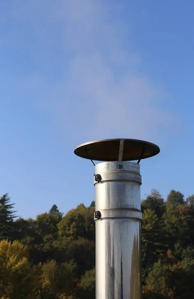 Chimeneas de acero con humo contaminante saliendo —  Fotos de Stock