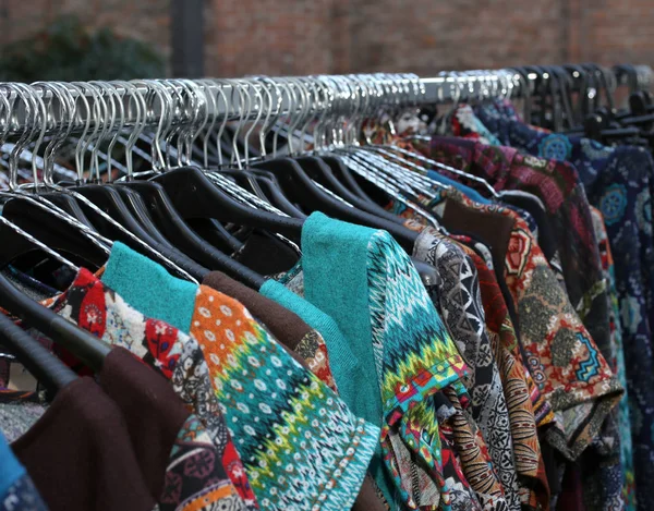 Stall com muitas roupas vintage penduradas para venda — Fotografia de Stock