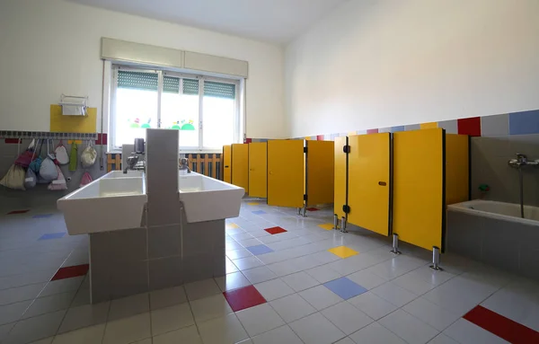 All'interno di un bagno scolastico con piccoli lavandini — Foto Stock