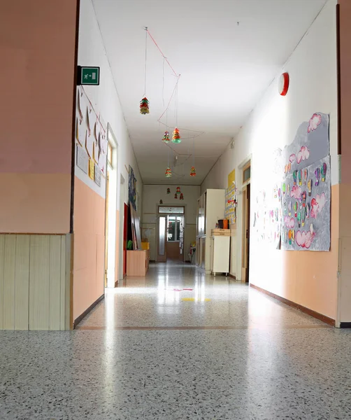 Wewnątrz długi korytarz z przedszkola z rysunkami na t — Zdjęcie stockowe