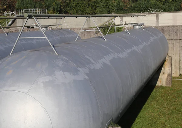 Giant cylindrical container for the storage of natural gas in an — Stock Photo, Image