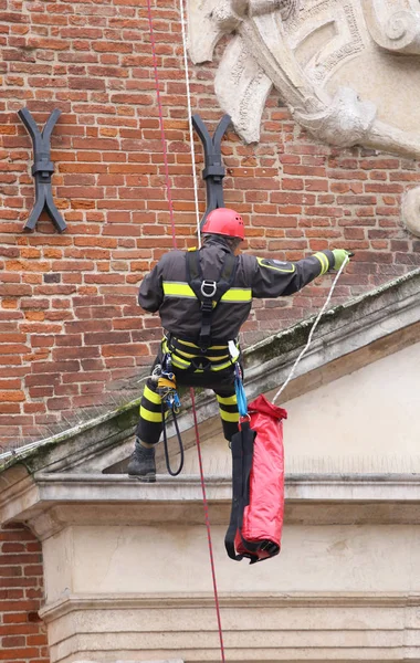 Firefighters climbing with ropes and climbing equipment on an ol — Stock Photo, Image