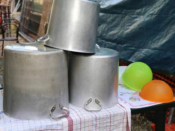 Enormes ollas para secar y terrinas en una cocina de campamento — Foto de Stock