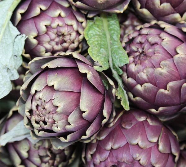 Artichokes for sale in the southern market — Stock Photo, Image