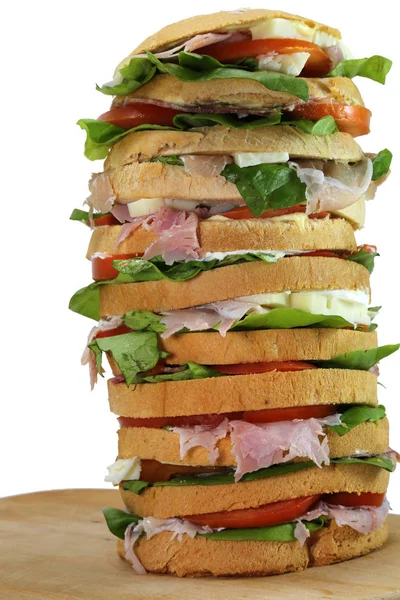 Peynir ve jambon, domates ve bir ahşap üzerine mayonez sandviç — Stok fotoğraf