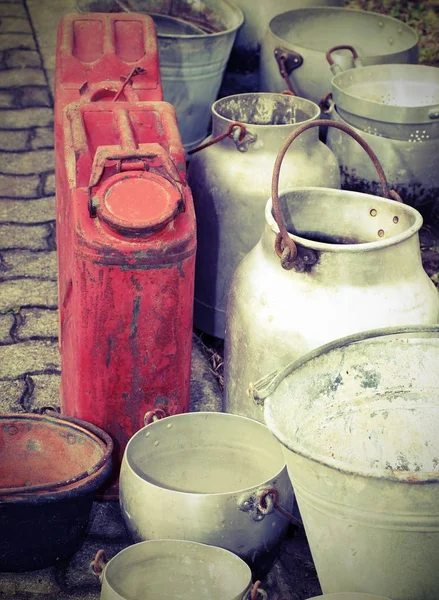 Storting van een ongewenste winkel met oude aluminium container en een ancien — Stockfoto