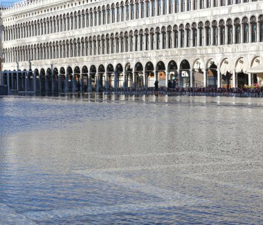 Venezia, Ve, İtalya - 31 Ocak 2015: yüksek gelgit ve Sarayı 