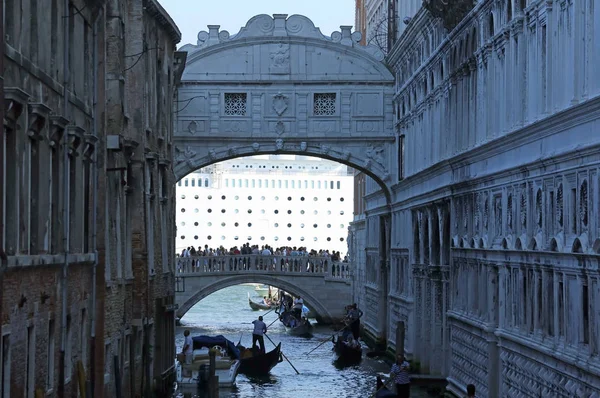 Venezia, VE, Italia - 14 luglio 2015: ponte di sospiri con torusti — Foto Stock