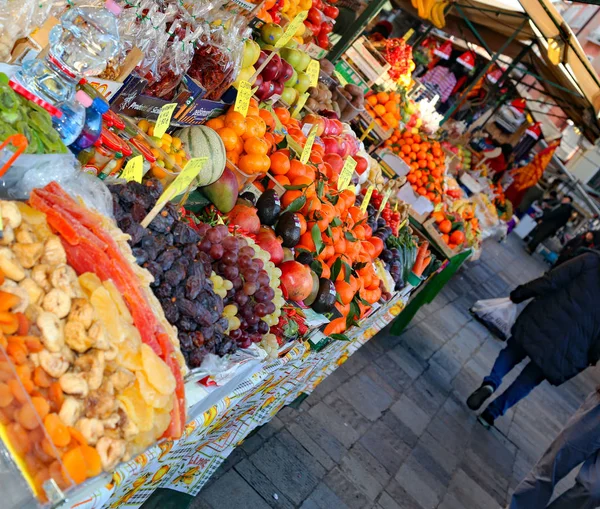 Venezia, Ve, Italië - 31 December 2015: groenten en fruit mark — Stockfoto