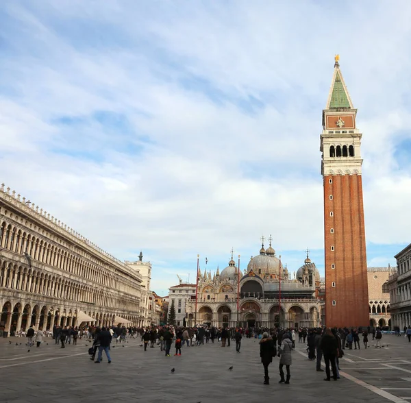 Venezia, VE, Italia - 31 de diciembre de 2015: Plaza San Marcos con — Foto de Stock