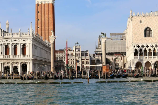 Venezia, Ve, Italien - 31 December 2015: Saint Mark Square och th — Stockfoto