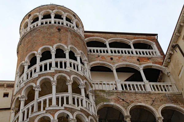 Venezia, VE, Italy - December 31, 2015: Ancient Venetian Palace — Stock Photo, Image