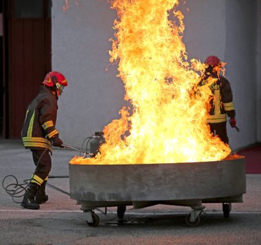 bir yangın söndürme test sırasında cesur itfaiye