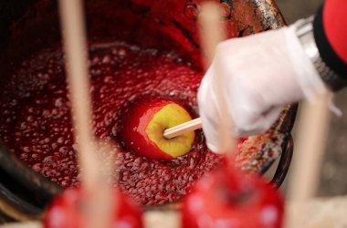 Cook el ile eldiven ve Kırmızı elma karamelize şeker