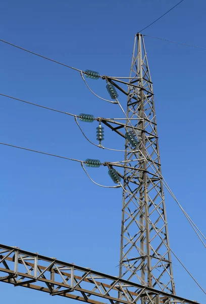 Μεγάλη pylon καλώδια υψηλής τάσης με γυαλί μονωτής — Φωτογραφία Αρχείου