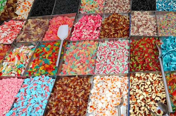 Цукерки цукерки на продаж в ринковій стоянці — стокове фото
