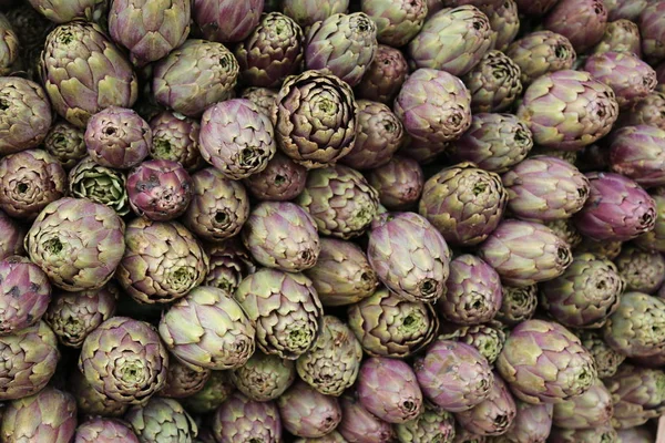 Artisjokken te koop in de Italiaanse markt — Stockfoto