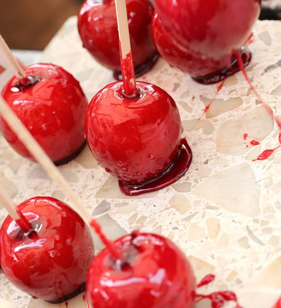 Apfel mit karamellisiertem Zuckersirup und Holzstäbchen zum Essen — Stockfoto