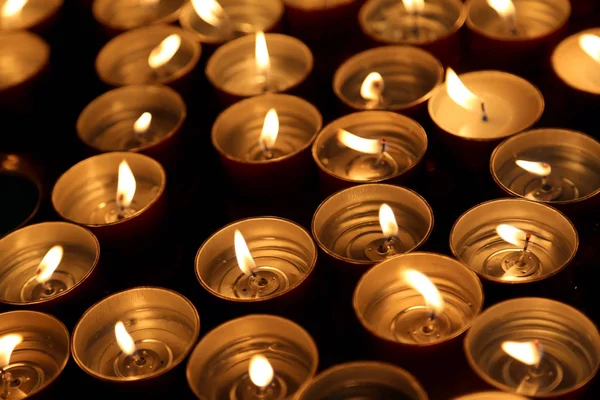 Candele accese con la calda fiamma durante la cerimonia religiosa — Foto Stock