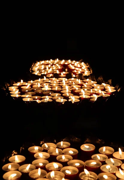 Kerzen entzündet mit der warmen Flamme während der religiösen Zeremonie — Stockfoto