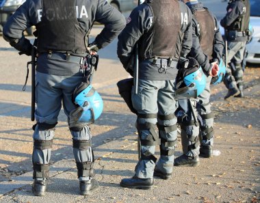 İtalyan polisi flak ceket ve koruyucu hel ile isyan viteste