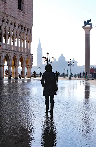 Benátky Itálie St Mark náměstí s přílivu a turistické poblíž th — Stock fotografie