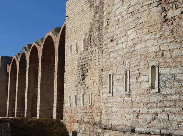 Außenmauern einer antiken Festung aus dem Ersten Weltkrieg in Italien — Stockfoto