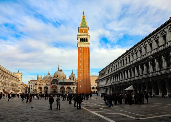 Venezia Piazza San Marco con la Basilica — Foto Stock