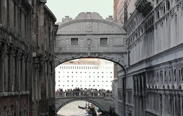 Venice bridge of sighs with a huge cruise ship in the background — Stock Photo, Image