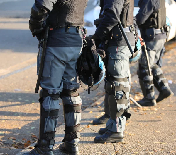 Polícia em equipamento de motim com capacete de proteção durante o revo urbano — Fotografia de Stock