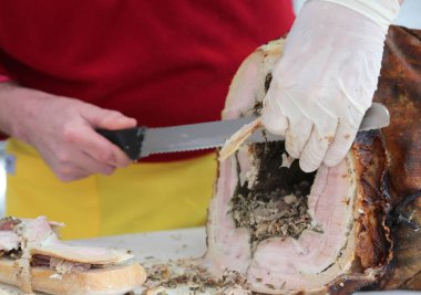 el bir sandviç hazırlamak için domuz eti et Dilimleme Şef