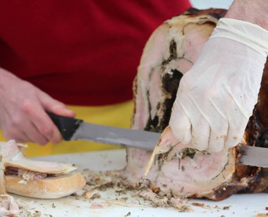 Gıda ahır bir sandviç hazırlamak için domuz eti et Dilimleme
