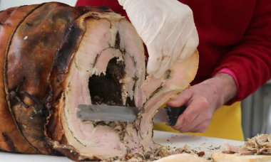 el bir sandviç hazırlamak için domuz eti et Dilimleme Şef