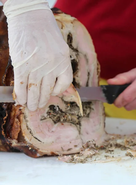 厨师切的猪肉肉准备一个三明治在 t 的手 — 图库照片